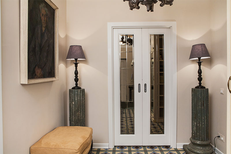 Двери в гостиную двойные распашные в интерьере фото