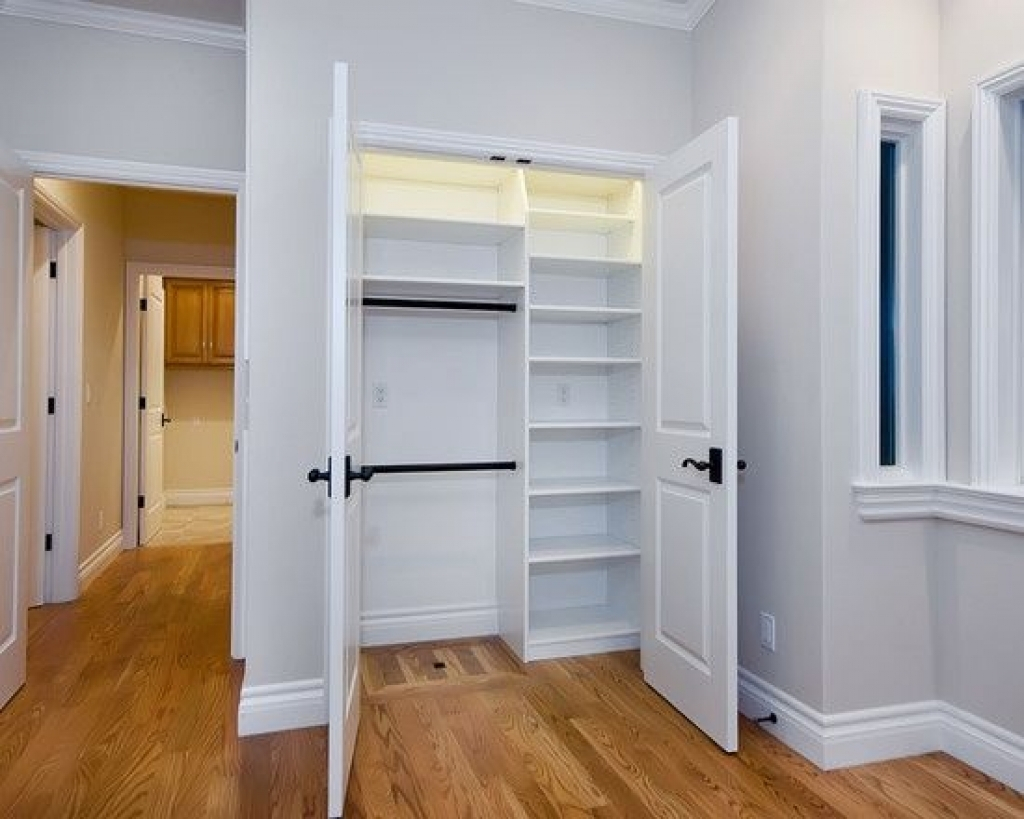 встроенный шкаф из гипсокартона с распашными дверями