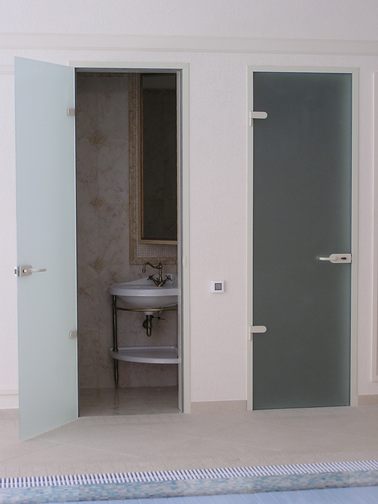 Межкомнатные двери в ванную комнату и туалет.