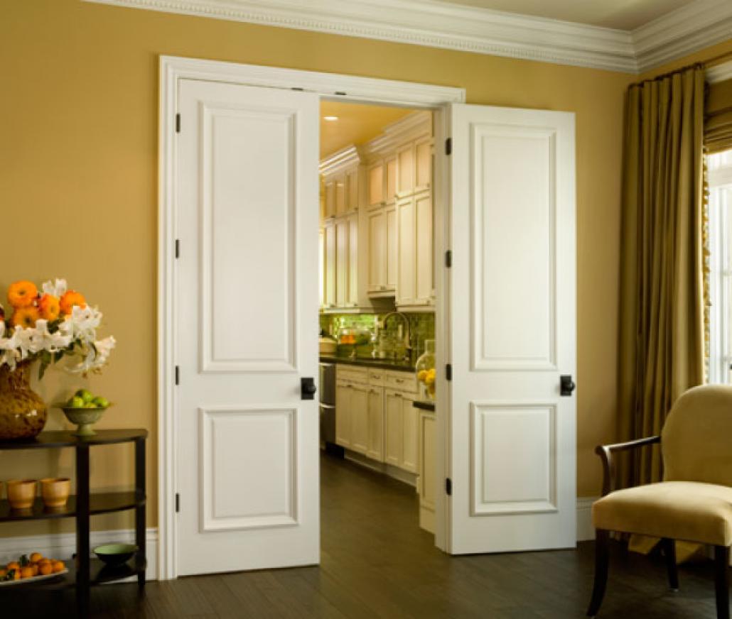 Двойная дверь в квартире. Двустворчатые двери в интерьере. Двустворчатые двери межкомнатные. Дверь в гостиную двустворчатая. Двойная дверь на кухню.