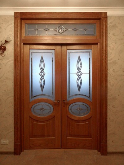 Эстетика, функциональность и многообразие деревянных дверей со стеклом